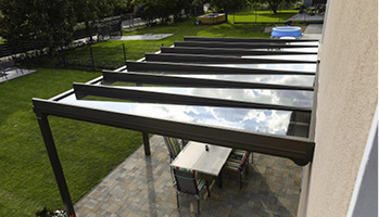 



Die verdeckte Dachschräge schafft die kubische Form, da von außen optisch nichts stören kann.
