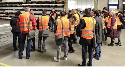 



Mit viel Enthusiasmus haben die Hella Mitarbeiter den Besuchern ihren Produktionsplatz erklärt und damit einen tiefen Einblick in die Technik geschaffen.
