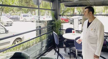 



Bei zu heißen Temperaturen ist ein Platz drinnen angenehm. Mit den vertikalen Fenstern hat man trotzdem das Gefühl draußen zu sitzen. 
