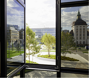 



Die Lichtdurchlässigkeit der schaltbaren eyrise Gläser ist manuell oder über Gebäudemanagementsysteme einstellbar. Dabei lassen sich auch geringe Abschattungswerte ab 1 % einstellen.
