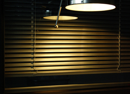 <p>
</p>

<p>
Diese Jalousie im SZR reflektiert in den Abendstunden das künstliche Licht indirekt in den Raum, gleichzeitig sorgt sie für Sichtschutz. 
</p> - © Foto: Hoog & Sohn

