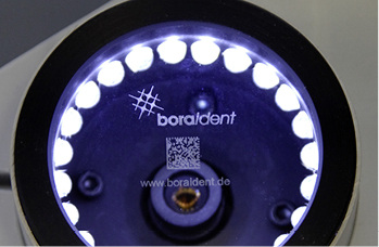 



Durch Scanner an den einzelnen Stationen lässt sich der Fertigungsfortschritt in Echtzeit tracken sowie durch Auslesen der Daten der nächste Schritt auslösen.
