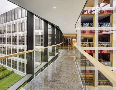 



Die Brüstungen mussten den hohen Glasausstand von 1,45 m bei einer geringen Glaseinbautiefe aufweisen. Unter anderem deshalb entschieden sich die Planer für das GM Railing Solo Y von Glas Marte.
