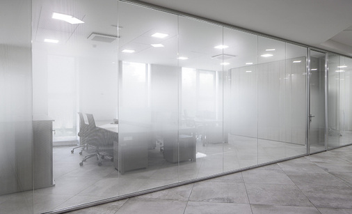 



Die Wände der Büros aus satiniertem Madras Pixel Gradient erlauben die Interaktion zwischen den Mitarbeitern, schützen aber gleichzeitig die Privatsphäre der Menschen am Schreibtisch.
