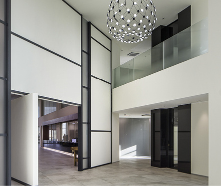 



Ein Blick von unten auf das Zwischengeschoss macht deutlich, wie das speziell veredelte Glas im untern Bereich einen Sichtschutz bietet.
