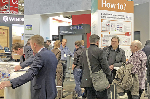 



Die ift-Sonderschau „Bauelemente TripleS“ war eine gut besuchte Anlaufstelle für sachliche und firmenneutrale Informationen zum praktischen Einsatz von Smarthome-Systemen. Ein Fachhändler mit Montageservice brachte es auf den Punkt: „Wenn ich mich in diesem Jahr nicht in das Smarthome-Thema einarbeite, habe ich in drei Jahren kein Geschäft mehr!“ Aber welche Möglichkeiten sollte man ernst nehmen und welche sind eher Spielereien? Mit welchen Produkten und Angeboten sollte man sich vertraut machen? Wie ermittelt und dokumentiert man möglichst einfach sinnvolle Anforderungen mit Nutzen für den Bauherren? Mit Prof. Dr. Michael Krödel (Technische Hochschule Rosenheim) und Stefan Eben (Ingenieurbüro Syspa) waren zwei Experten auf der Sonderschau vertreten, die den Besuchern auch sehr spezielle technische Fragen zu Protokollen, Schnittstellen und Smarthome-Systemen beantworten konnten. 
