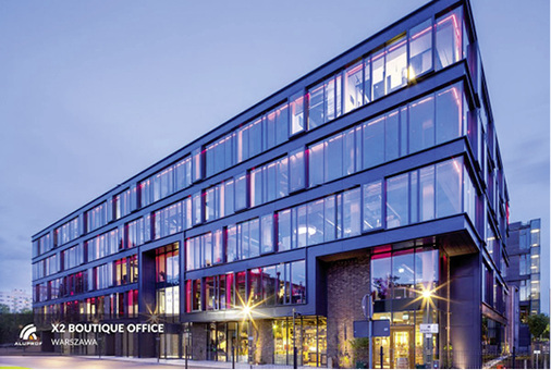 



Das X2 Boutique Office wird von vielen „Bürogebäude im Bantamgewicht“ genannt und besticht durch seine Extravaganz. Bei der Errichtung des Gebäudes wurde unter anderem das Pfosten-Riegel-Fassadensystem MB-SR50N verwendet, das für leichte Vorhangfassaden bestimmt ist. Die Form der Pfosten und Riegel ermöglicht den Bau ästhetischer Fassaden mit schmalen Trennlinien von hoher Festigkeit.
