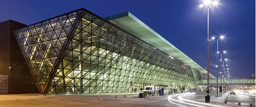 



Ende 2016 wurde dieses neue Terminal am Krakauer Flughafen eröffnet. Die Form des neuen Flughafen-Logos leitet sich direkt von der Architektur des neuen Terminalgebäudes ab. 
