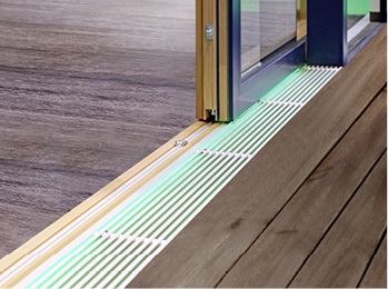 



Ein Aluminium-Abdeckgitter der Hebe-Schiebe-Anlage sorgt für den ebenerdigen Übergang. Optional lässt sich auch eine schmale Lichtleiste in die Bodenschwelle integrieren. 
