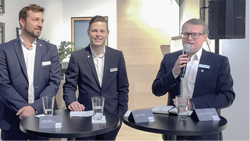 



Johann Scheuringer bei der Pressekonferenz auf der BAU. Links im Bild Thomas Reibe, Bereichsleitung Entwicklung & Produktmanagement, und in der Mitte der neue CSO (Chief Sales Officer) Stefan Wagner, zuletzt Bereichsleiter für den Vertrieb
