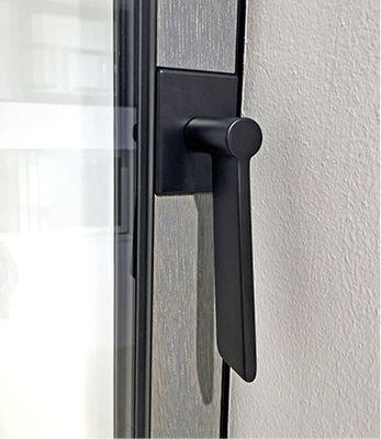 



Eigens für das System entwickeltes Zubehör wie Griffe, Fensterbänke, Bodenschwellen oder Insektenschutz vertiefen den System- und Symmetrieeffekt noch weiter. 
