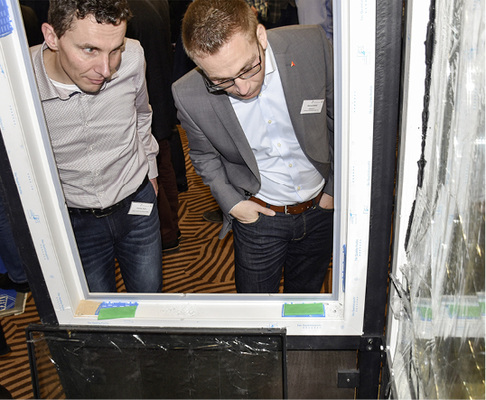 



… und wie die Unterschiede in der Verglasung auf die Einbruchhemmung wirken: Es wurden Prüfungen im Vergleich von geklebtem und nicht geklebtem Fenster durchgeführt. 
