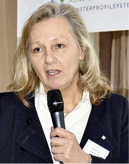 



Karin Lieb vom ift ging auf die Varianten des geklebten Fensters ein – schließlich lässt sich an verschiedenen Positionen im Falzgrund oder im Überschlag kleben.
