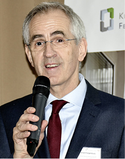 



Gerald Feigenbutz zeigte auf, dass geklebte Fenster neue Gestaltungsmöglichkeiten bieten und auch größere Elemente ermöglichen. 
