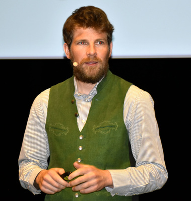 Zeigte eindrucksvolle Bilder von plötzlich auftretendes Hochwasser: Hans Starl vom EPZ. Er zeigt, wie sich dieses Risiko dennoch abschätzen lässt und man sich davor schützen kann.