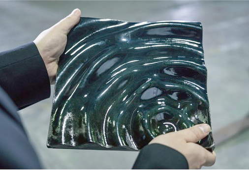 Wie Wellen auf einer Wasseroberfläche ist eine weitere Arbeit mit Brightorb-Materialien und unter Einsatz von 3-Druck von AGC zu sehen.