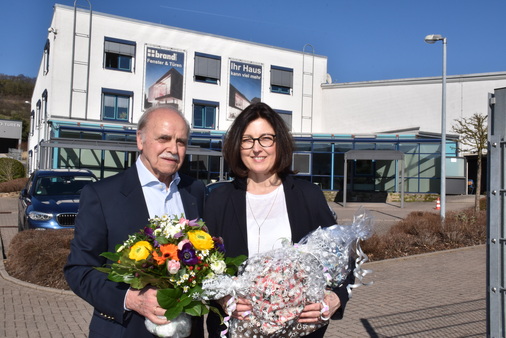 aluplast-Gründer Manfred Seitz dankte Unternehmerin Birgit Brand, dass das Unternehmen ihre Tore für die neugierigen Blicke der Teilnehmer des Innovationstages geöffnet hatte.