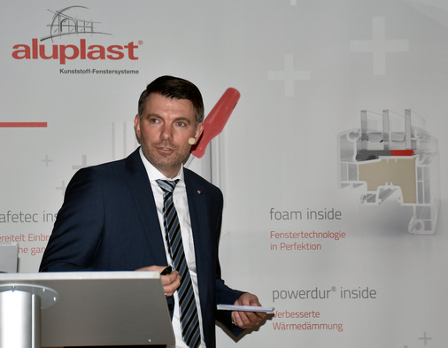 aluplast Vertriebsleiter Jürgen Huber beim Innovationstag in Eisenach - © Daniel Mund / GLASWELT
