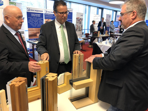 Mit einem Grußwort zollte Minister Peter Hauk MDL (m.) dem Bundesverband seinen Respekt vor seiner Leistung in den vergangenen Jahrzehnten und er resumierte mit der Feststellung, dass “die Geschichte des Holzfensters noch nicht zu Ende erzählt ist“.