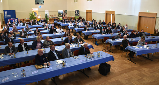 Am 21. März kehrte nun der Verband zum Gründungsort zurück: Rund 140 Teilnehmer kamen im großen Kursaal in Bad Mergentheim zusammen. - © Daniel Mund / GLASWELT
