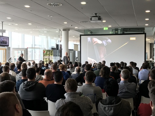 Full House beim Partnertag von al bohn: Rund 300 Gäste waren der Einladung nach Sinsheim gefolgt, um sich auszutauschen und über Neuheiten zu informieren. - © Matthias Rehberger / GLASWELT
