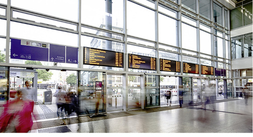 



Die gläserne Westfassade kommt ohne außenliegenden Sonnenschutz aus. Sie ist mit leistungsfähigem Sonnenschutzglas (Typ Isolar Solarlux) ausgestattet.
