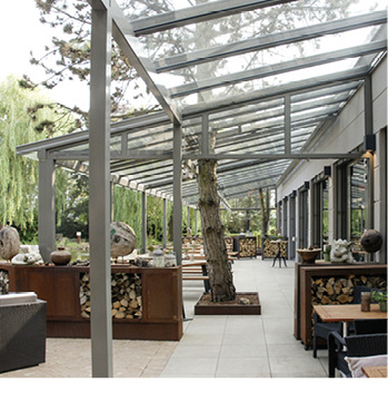 



Die 40 Meter lange, hochwertige Konstruktion besteht aus zwei unterschiedlich breiten Dächern.
