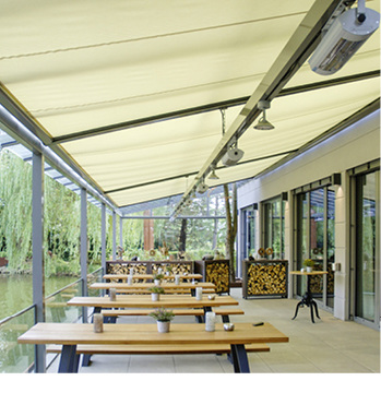 



Für den Sonnenschutz sorgt die untergesetzte Wintergartenmarkise Sottezza II OptiStretch. 
