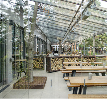 



Zur Seite schließt das Terrassendach mit einer Glasschiebetür ab. Der Baum wurde ins Glas integriert.
