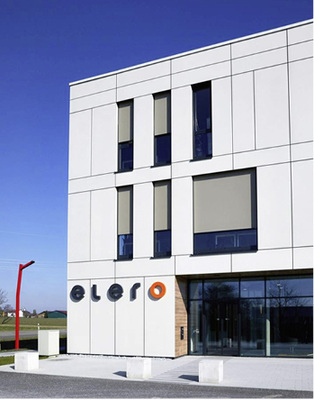 



ZIP-Systeme gewinnen immer mehr Anteile im Neubau, auch weil der Architekt das Spiel mit der Farbe liebt.
