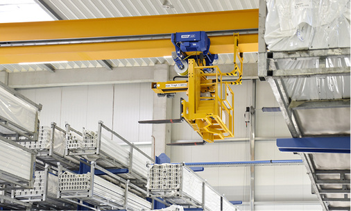 



Bei dem Profillager am Anfang der neuen Halle wurde die Palettengabel in den Abus-Hallenkran gehängt und kann so in jede Position verfahren werden.
