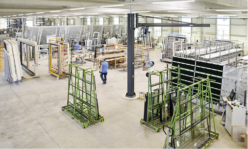 



Blick in die neue Fertigungshalle für die Kunststofffensterfertigung: Hier können jetzt bis zu 200 Fenstereinheiten im Einschichtbetrieb gefertigt werden. 
