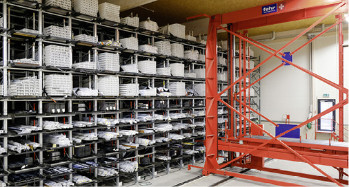 



Von dem modernen Hochregallager werden die Profile direkt zum Bearbeitungszentrum befördert. Das A+W Cantor System „weiß“, welche Profile aktuell benötigt werden und steuert sie zuverlässig ein.
