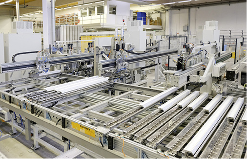 



Das vollautomatische Schirmer-BAZ erledigt in Hochgeschwindigkeit alle Bearbeitungen am losen Stab und stapelt die bearbeiteten Profile in Fachwagen ab.
