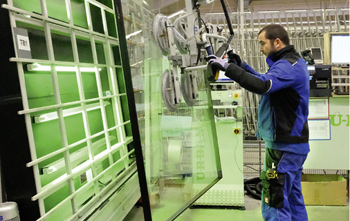 



Beim Einlauf der Isolierglaseinheiten in den Glaspuffer erhält jede Scheibe eine feste Position zugewiesen. Vorher findet eine sorgfältige Qualitätskontrolle statt.
