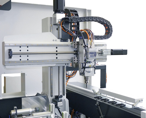 



Das Bearbeitungsaggregat des SBZ 122/70 plus wird durch dynamische Servoantriebe mit bis zu 60 m/min positioniert.
