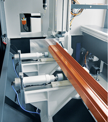 



Schmale Form, hohe Steifigkeit: Vier Spanner mit Rundwellenführungen gehören zur Serienausstattung des SBZ 122/70 plus.
