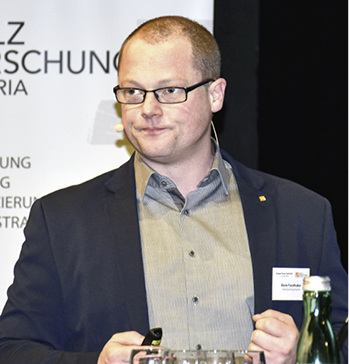 <p>
</p>

<p>
Dr. Boris Forsthuber (Holzforschung Austria) zeigte, wie sich dunkle Oberflächen weniger aufheizen – immerhin lässt sich mit entsprechenden Mitteln eine Temperatur-Verringerung von bis zu 12° erreichen.
</p> - © Foto: Daniel Mund / GLASWELT

