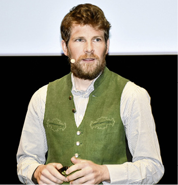 



Zeigte eindrucksvolle Bilder von plötzlich auftretendem Hochwasser: Hans Starl vom EPZ. Er präsentierte, wie sich dieses Risiko dennoch abschätzen lässt und wie man sich davor schützen kann.
