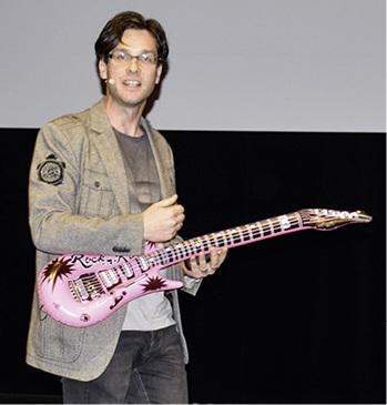 



Kommunikationsexperte Robert Seeger war der Rocker unter den Vortragenden. Sein Beitrag zum Thema digitale Kommunikation war eher ein Weckruf für mehr Mut und „wilden Spaß“.
