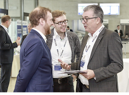 



Ein wichtiges Element des Partnertages des Netzwerk-Forums: Man redet miteinander. Hier tauschen sich (v. l.) Daniel Lechtenberg, Ventana Deutschland; Maximilian Grünbeck, Grünbeck Fenster + Türen und Helmut Meeth, Helmut Meeth Fensterbau aus.
