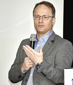 



Prof. Dr. Markus Hengstschläger kam aus Wien und überzeugte mit einem humorvollen und aufrüttelnden Beitrag. „Die Fragen der Zukunft sind nur zu lösen, wenn wir häufiger auf den glücklichen Zufall stoßen.“
