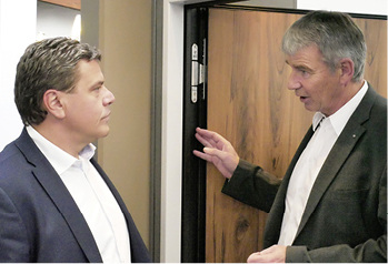 



Kompotherm-Geschäftsführer Oliver Führer (l.) und Rainer Duguid, Vertriebsleitung West bei Siegenia. Schon in die Entwicklung des Türbands zur Serienreife brachte sich Oliver Führer aktiv ein.
