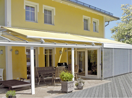 



Wenn auch nicht so oft, Auf-Glas-Markisen sind mit einrückbaren Führungsschienen bei Sonderformen von Glasdächern immer wieder gefragt.
