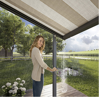 



Schräglage oder mehr Schatten gefragt? Mit einer Kurbel kann eine der vorderen Stützen abgesenkt werden.
