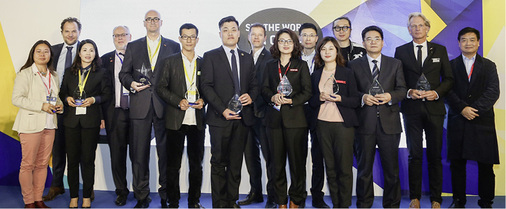 



Nominierte, Jury und der Gewinner des InnovAction Awards für Sonnenschutz, Jiri Burda, von Burda Worldwide Technologies (5. v. l.)
