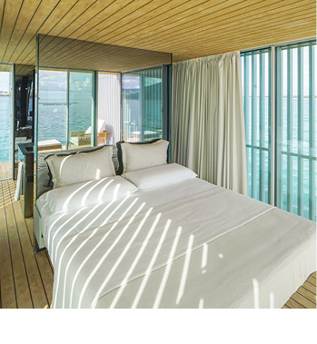 



Auch innen, etwa für Kleiderschränke, die Kopfteile der Betten und das Bad, kommt viel Glas zum Einsatz. 
