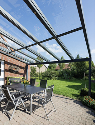



Ein Terrassendach, das mit Scheiben aus VSG mit „Standard-PVB“ bestückt ist, erfordert mehr Sparren.
