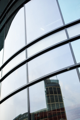 Pfosten-Riegel-Fassaden aus Alu und Stahl bilden die Außenhaut des Neubaus.