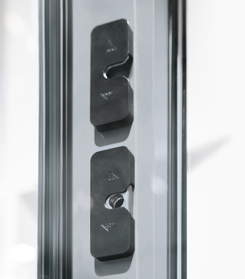 Für den Mittelbruch des Parallelabstellschiebe-sSystems “Roto Patio Inowa“ wurden neue Sicherheitsschließstücke für den Mittelbruch entwickelt. Sie ermöglichen in Kombination mit weiteren, auf die Funktionsweise des Beschlages hin optimierten Sicherheitsbauteilen die Fertigung von Schiebeanlagen der Widerstandsklasse RC 2.